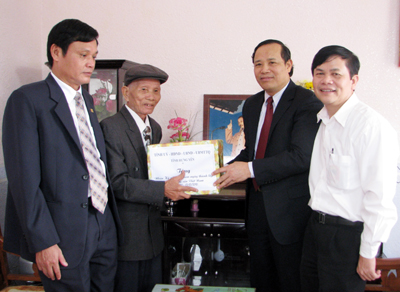 Các vị lãnh đạo tỉnh Hưng Yên thăm, tặng quà các gia đình chính sách nhân dịp Tết nguyên đán